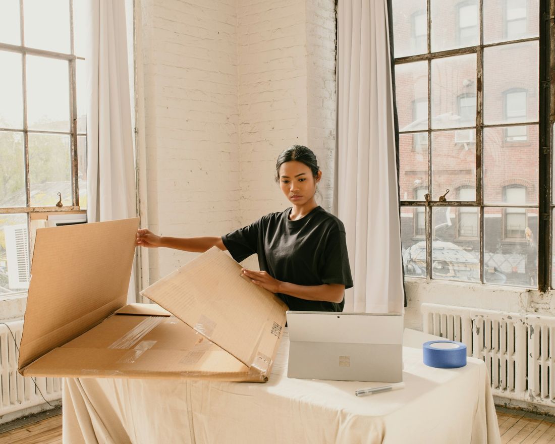Lojista embalando um pedido da loja virtual para envio
