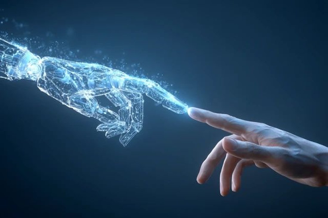 Mão humana e representação digital de IA se conectando, simbolizando inteligência comercial