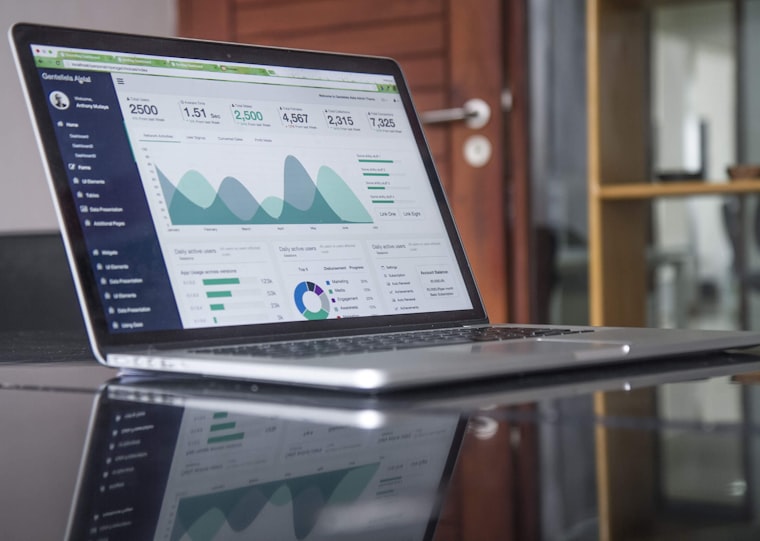 Profissional analisando indicadores de vendas no notebook